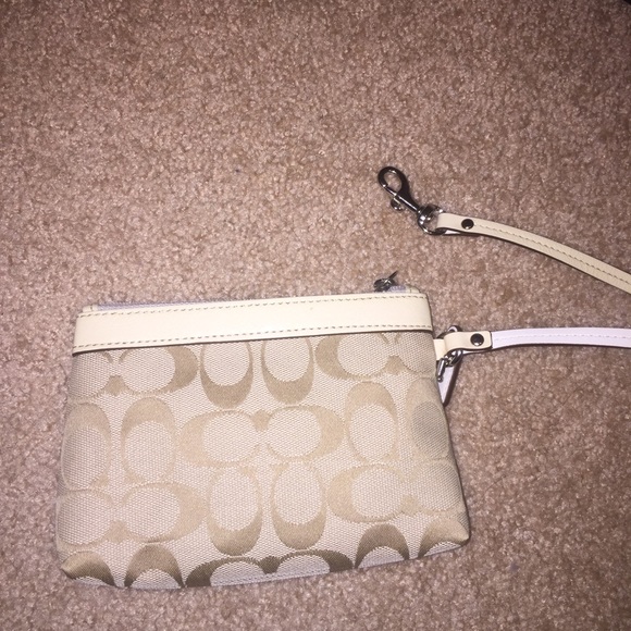 Coach Wristlet Never Used - Picture 3 of 3